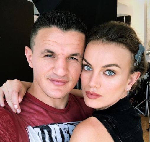 Heidi Lushtaku në përkrahje të Haxhi Robin Krasniqit pas fitores së tij (FOTO)