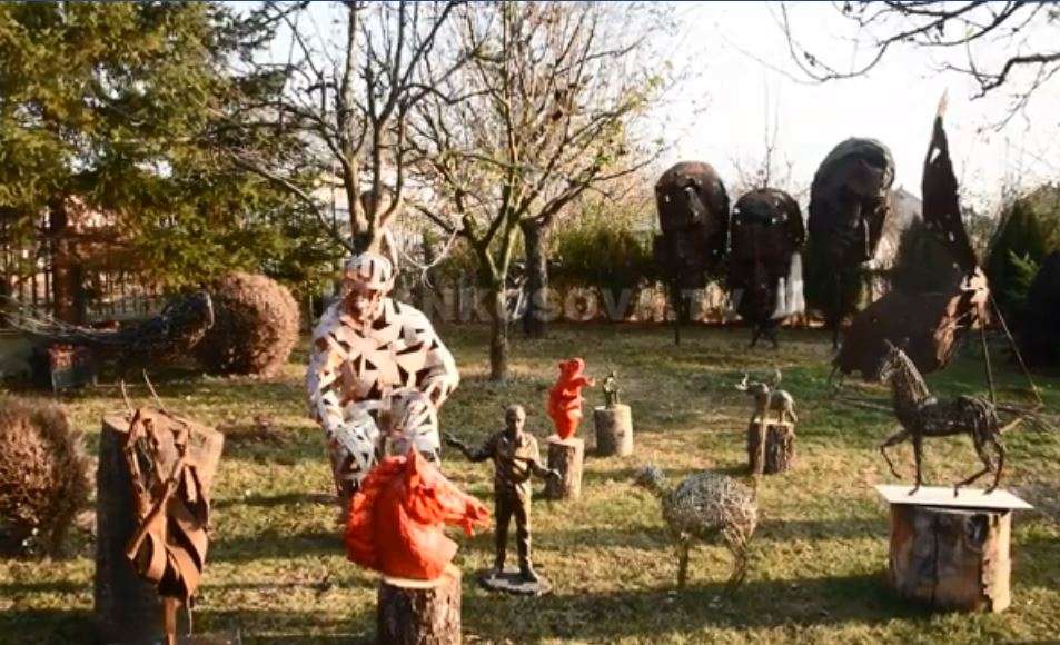 Në oborrin plot vepra të artistit Artan Hasanit (VIDEO)