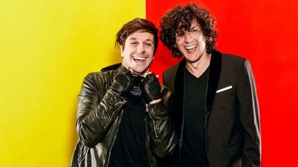 Këngëtari shqiptar, Ermal Meta i pranishëm në "MTV EMA" (VIDEO)
