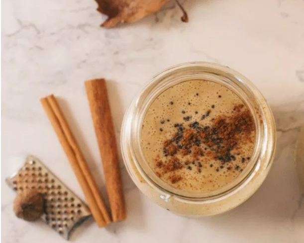 Smoothie me mollë, mëngjesi ideal