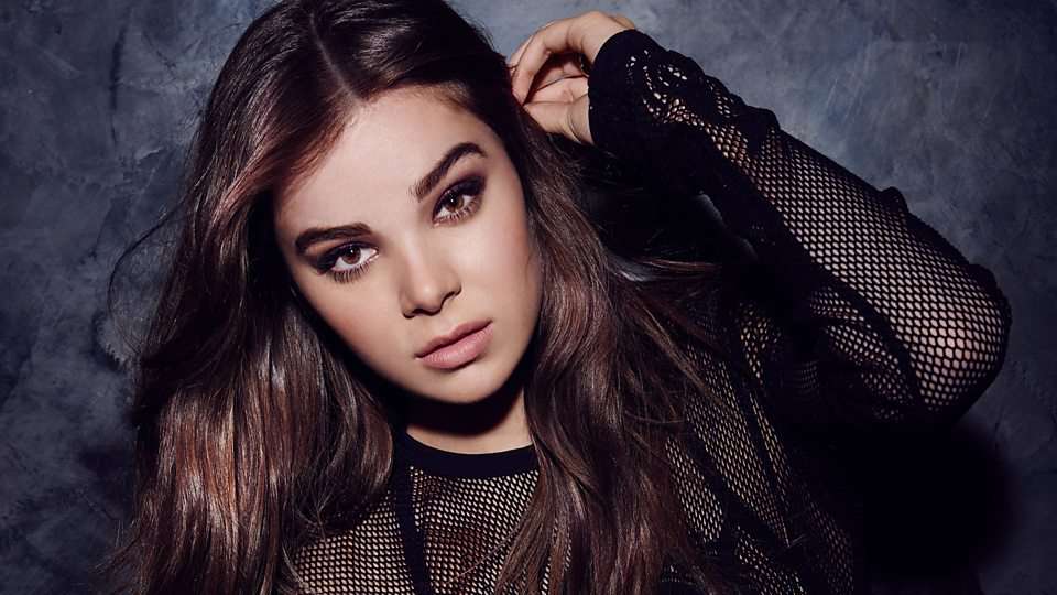 Hailee Steinfeld publikon këngën e re (VIDEO)