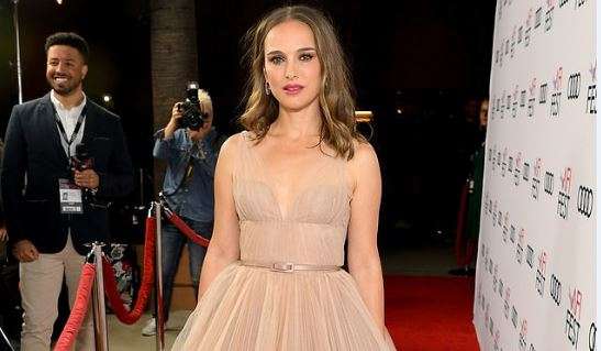 Natalia Portman shkëlqen në fustanin e mbrëmjes në AFI Fest