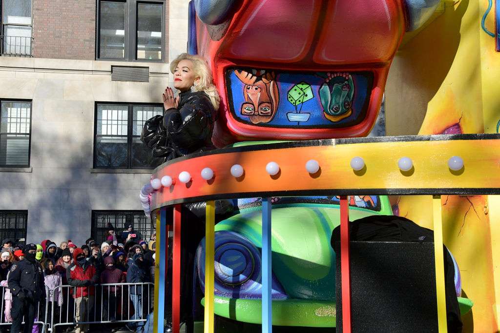 Rita Ora mahnit të gjithë me performancën e saj në Ditën e Falënderimeve (FOTO)
