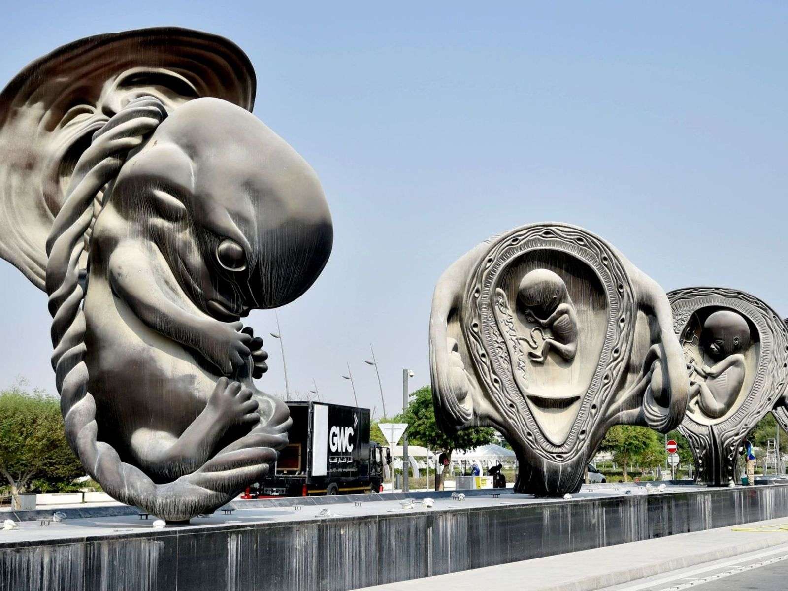 Instalacioni i artistit Damien Hirst përshëndet mysafirët e spitalit në Doha