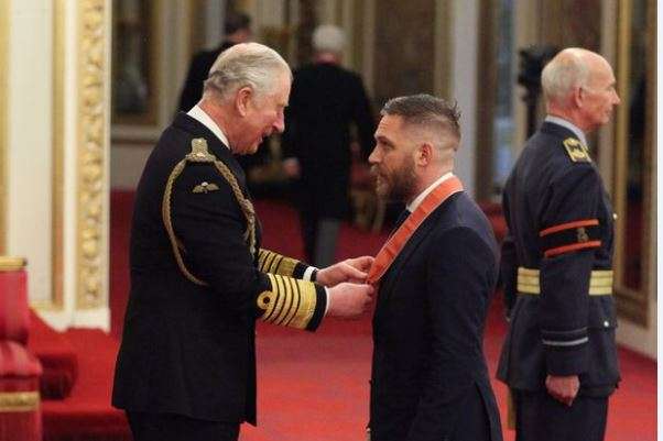 Tom Hardy dekorohet nga Princi Charles