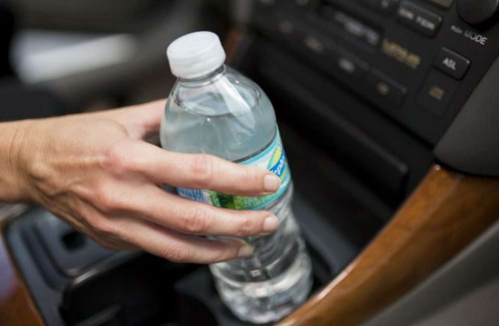 Mbajtja e shishes së ujit në automjetin mund të jetë e rrezikshme, kjo është arsyeja