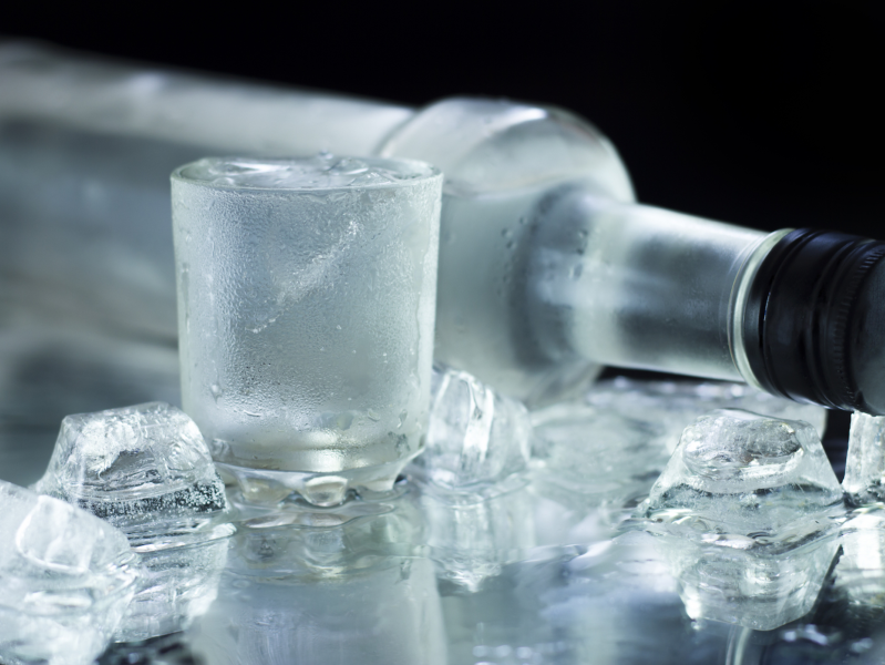 Pse nuk duhet ta fusim në frigorifer vodkën?