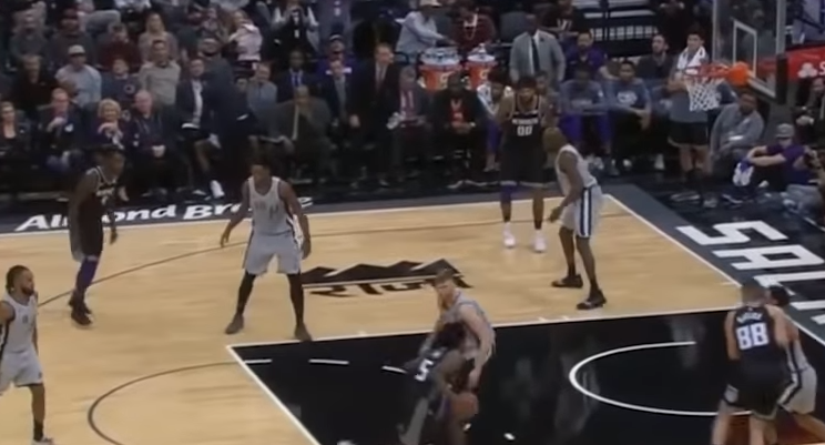 Kings mundin Spurs (VIDEO)