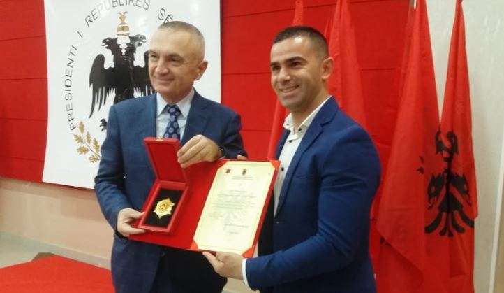 Ilir Meta nderon peshëngritësin Briken Calja me titullin "Kalorësi i Skënderbeut"