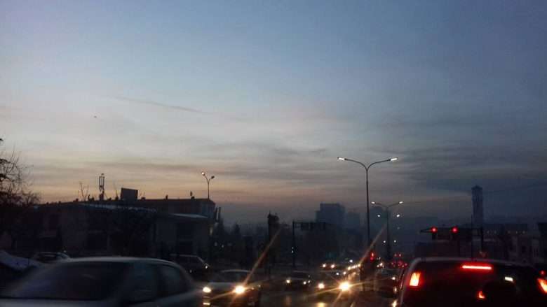 Prishtina edhe sonte me ajrin më të ndotur në Europë (FOTO)