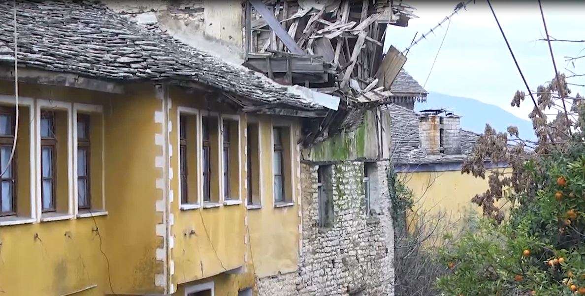 Qytetit të Gjirokastrës po i humb shkëlqimi, dy banesa pranë shtëpisë së Kadaresë drejt shembjes