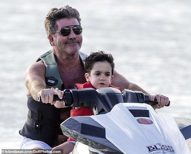 Simon Cowell shijon plazhin me djalin e tij Eric (FOTO)