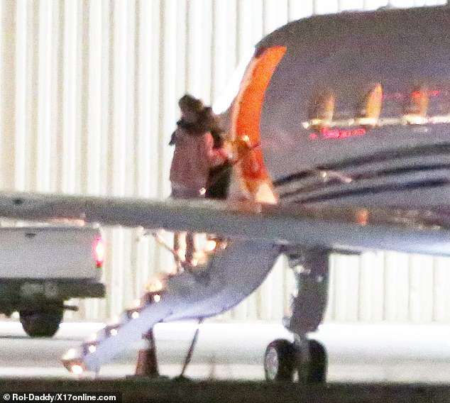 Hailey Baldwin përqafon burrin e saj në aeroplanin privat