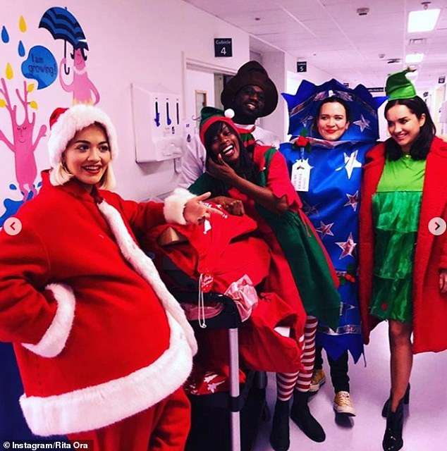 Rita Ora vishet si babadimër, befason fëmjët në spitalet e Londrës (FOTO)