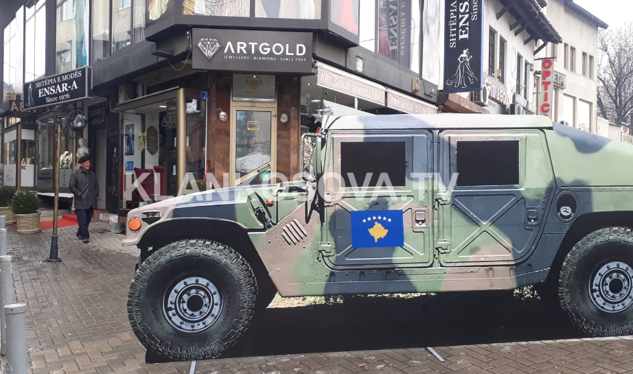 Humvee 'artistik' në Prishtinë (FOTO)