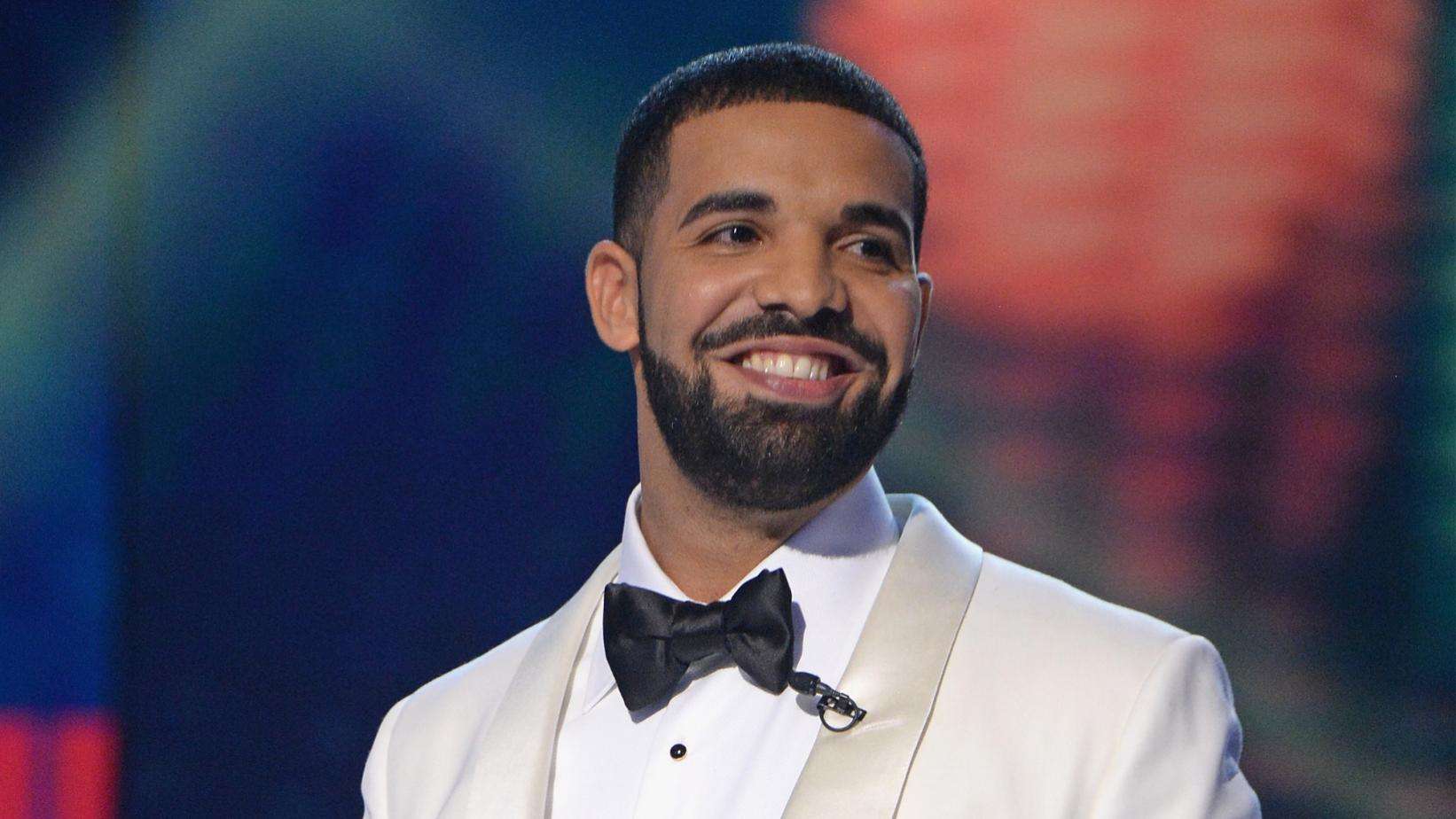 Drake me befasi të këndshme për nënën (FOTO)