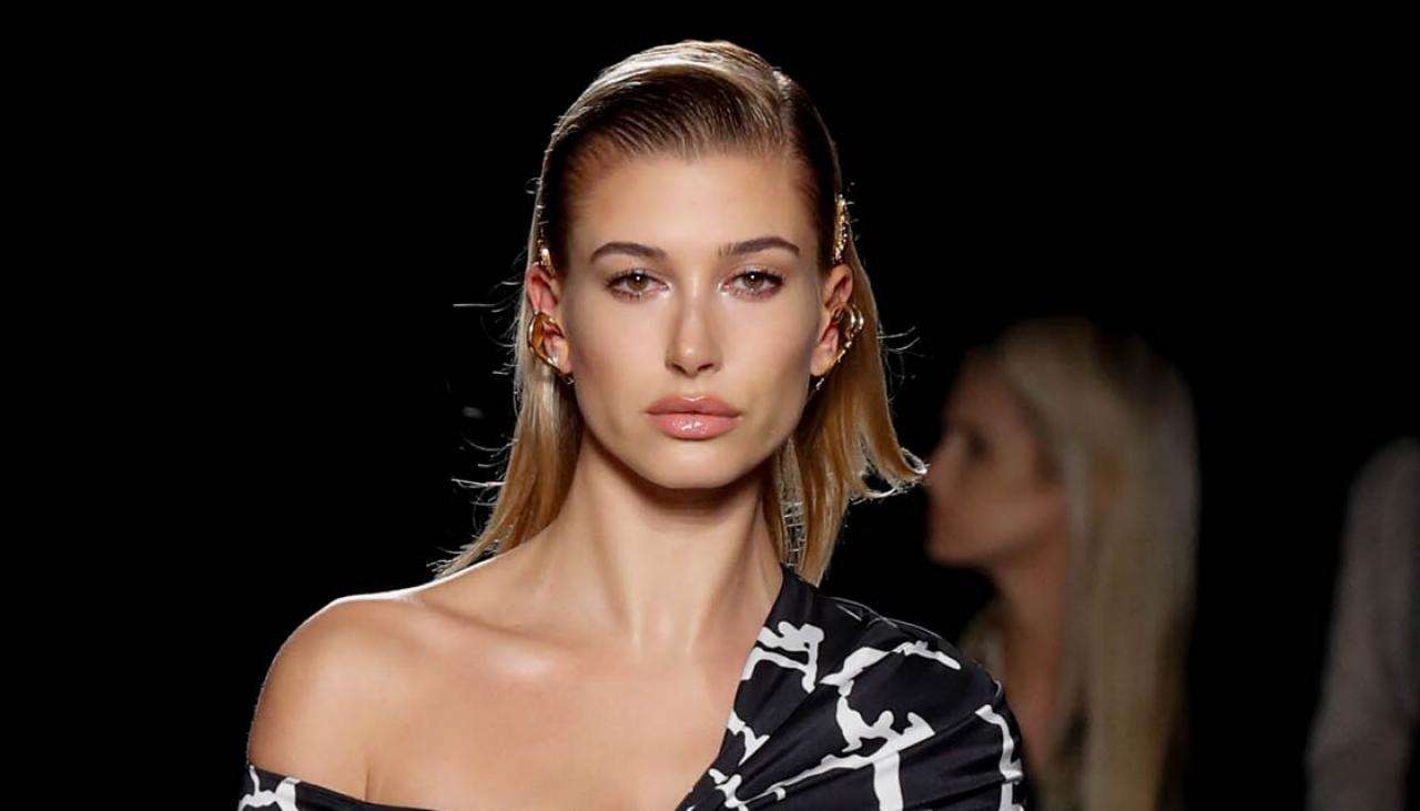 Një veshje me stil si e Hailey Bieber (FOTO)