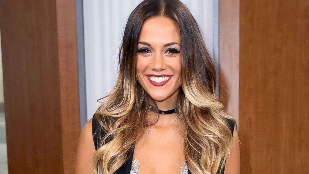 Jana Kramer e irrituar me fansat që kritikojnë trupin e saj pas lindjes