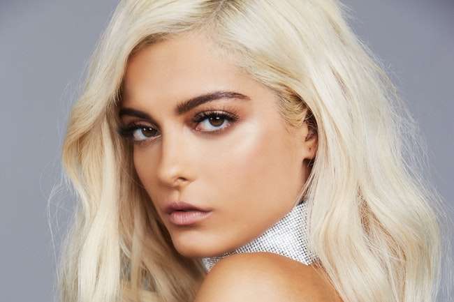 Bebe Rexha përlotet në mes të ngjarjes (VIDEO)