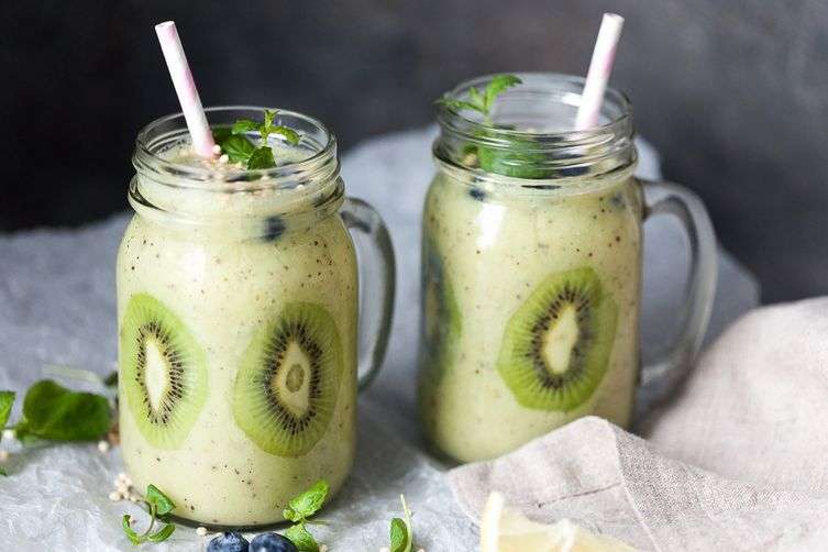 Smoothie me banane dhe kivi (VIDEO)
