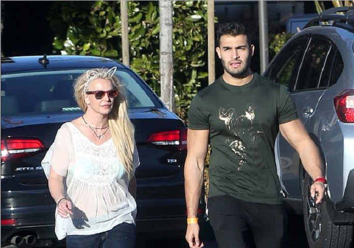 Britney shihet me një shirit me veshë kafshësh me të dashurin e saj
