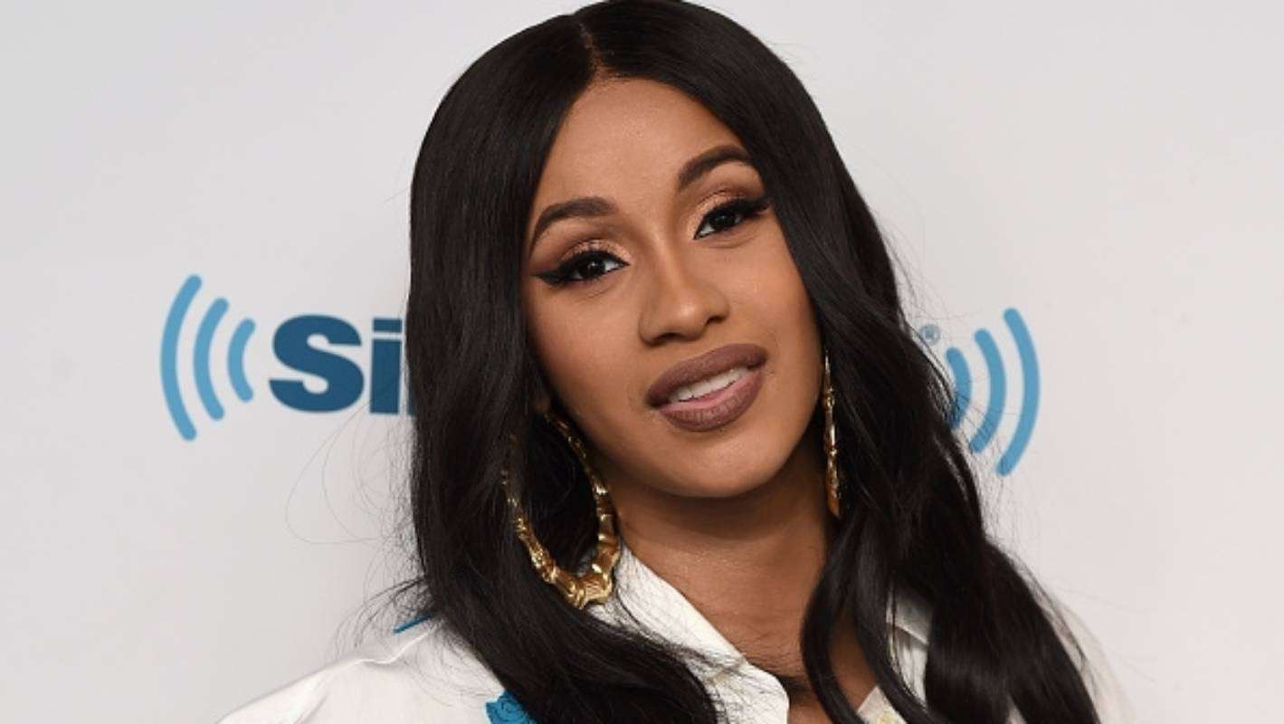 Cardi B i jep përqafime vajzës së saj