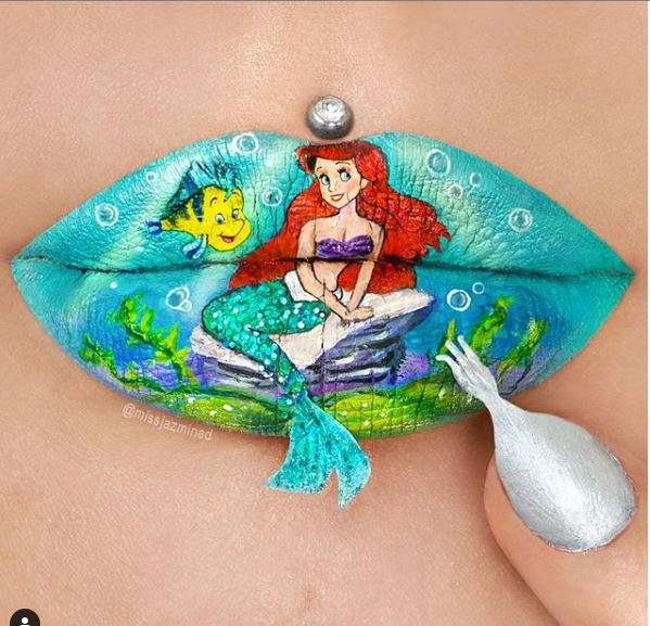Artistja që pikturon buzët