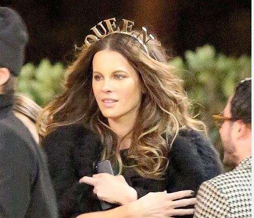 Kate Beckinsale dukej e mrekullueshme në darkën e saj me miq