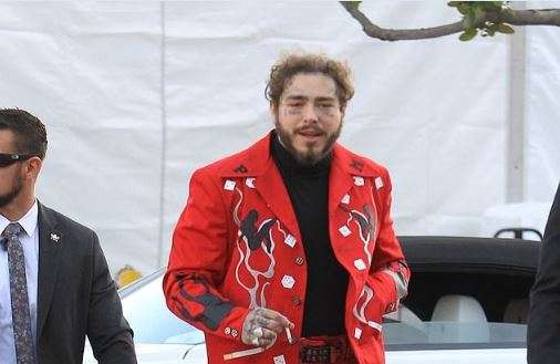 Post Malone shpërndan autografe për fansat e tij (VIDEO)