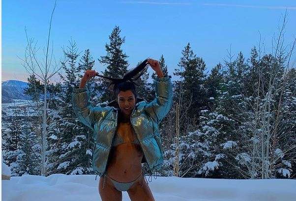 Kourtney kopjon pozat e motrës së saj