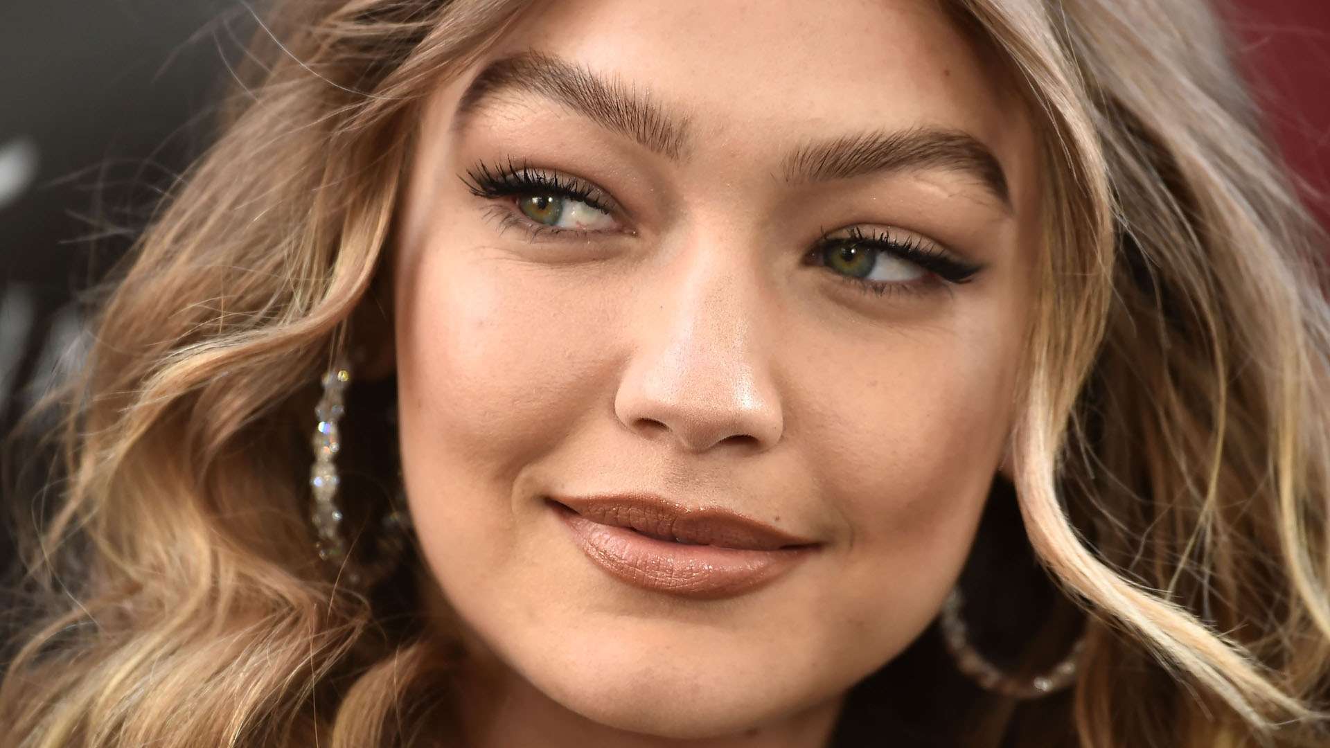 Gigi merr nipin dhe mbesën për t’i dërguar në një vend argëtues
