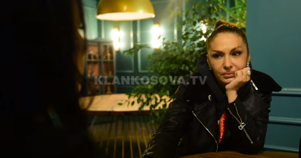 Adelina Ismaili feston ditëlindjen dhe Ushtrinë: “Meritat i ka Presidenti Rugova” (VIDEO)