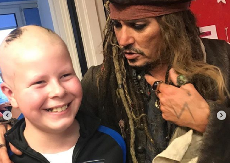 Johnny Depp viziton pacientët me kancer i veshur si Jack Sparrow