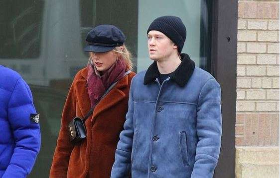 Taylor Swift shëtitet me të dashurin e saj