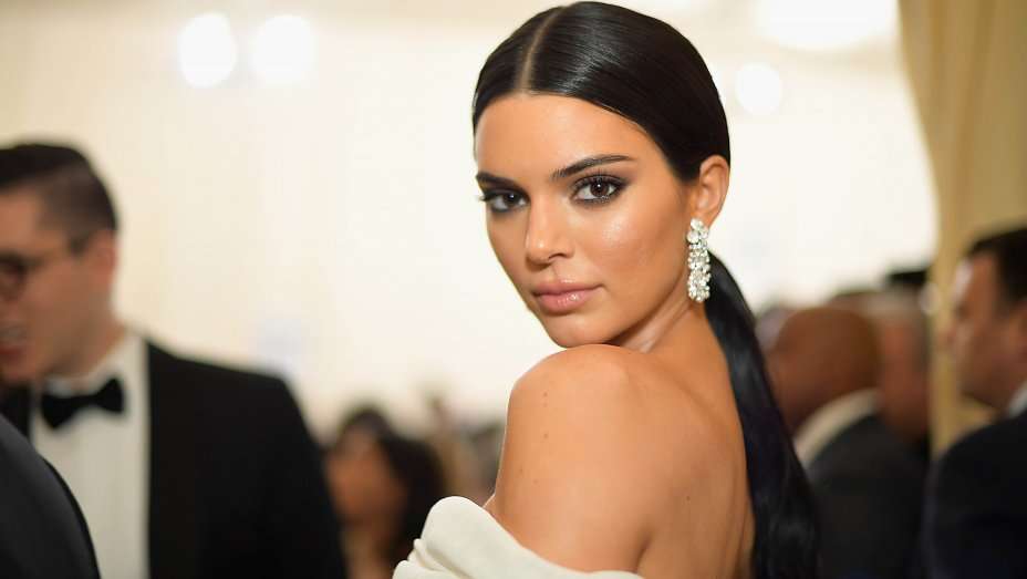 Kendall Jenner mbush veturën me derivate! (FOTO)
