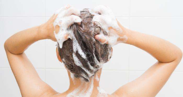Aplikoni sheqer në shampon për flokë më të shëndetshme