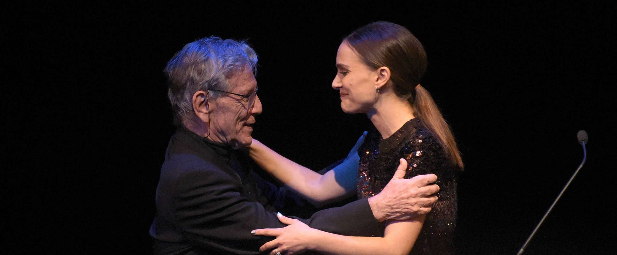 Natalie Portman kujton autorin Amos Oz pas vdekjes së tij