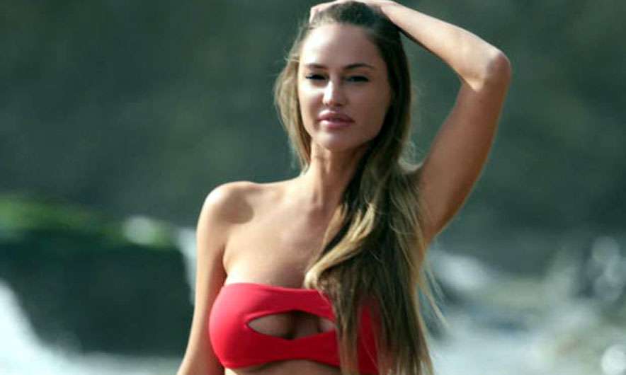 Modelja e Playboy-t ju lë me gojë hapur