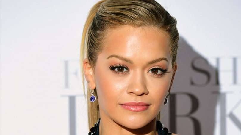 Rita Ora vesh fustanin interesant si të Sarah Jessica Parker