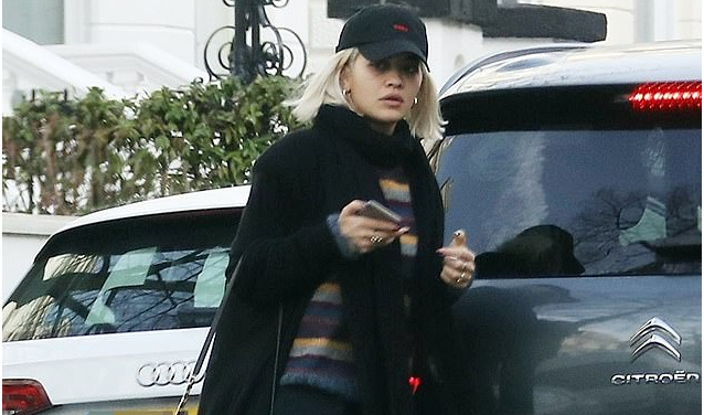 Rita Ora befason me pamjen, pa grim dhe me rroba të thjeshta