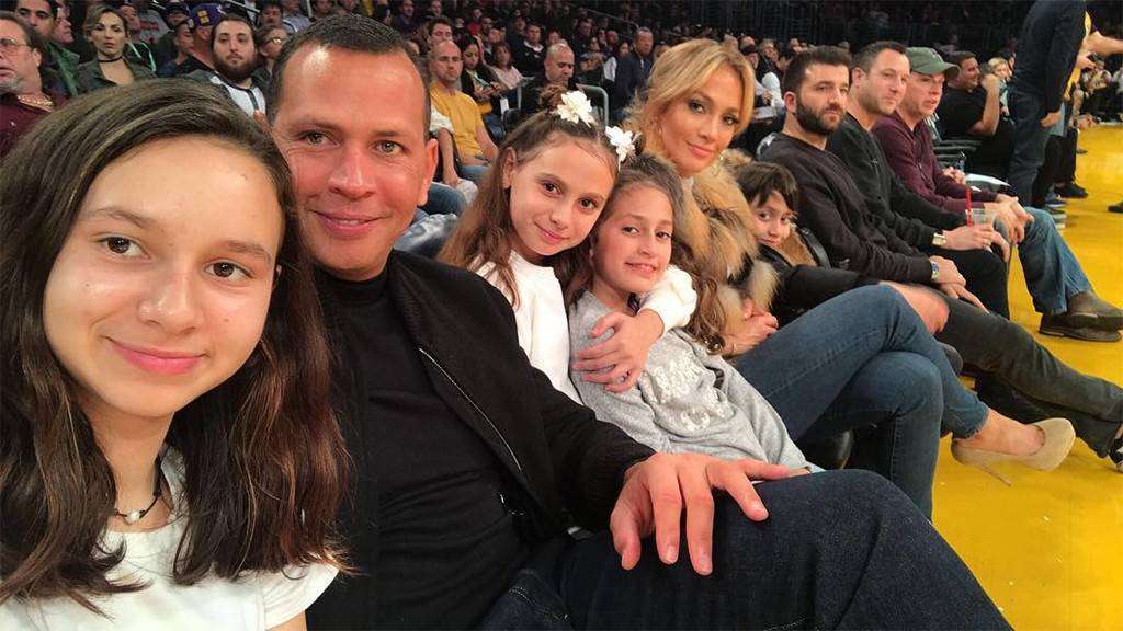 Jennifer dhe Alex i bëjnë bashkë fëmijët e tyre në një qendër tregtare
