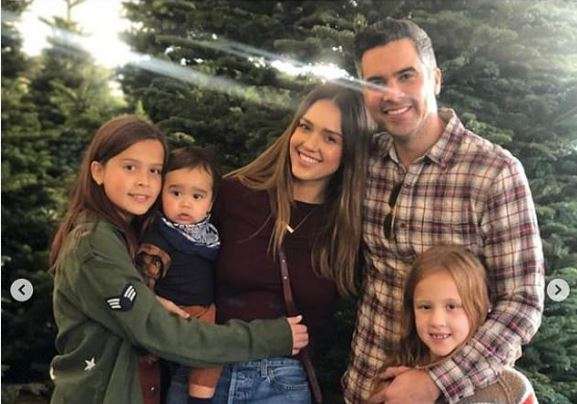 Jessica Alba bën fotografi me familjen e saj para pemës së Krishtlindjeve