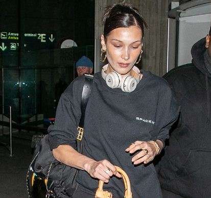 Bella Hadid përdorë çantë të brendit Lous Vuitton