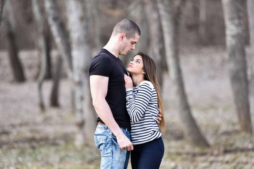 Gratë e shkurtra dhe burrat e gjatë kanë jetë martesore më të lumtur