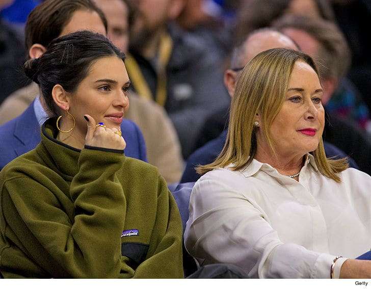 Kendall Jenner ulet bashkë me nënën e Ben Simmons në ndeshjen e basketbollit