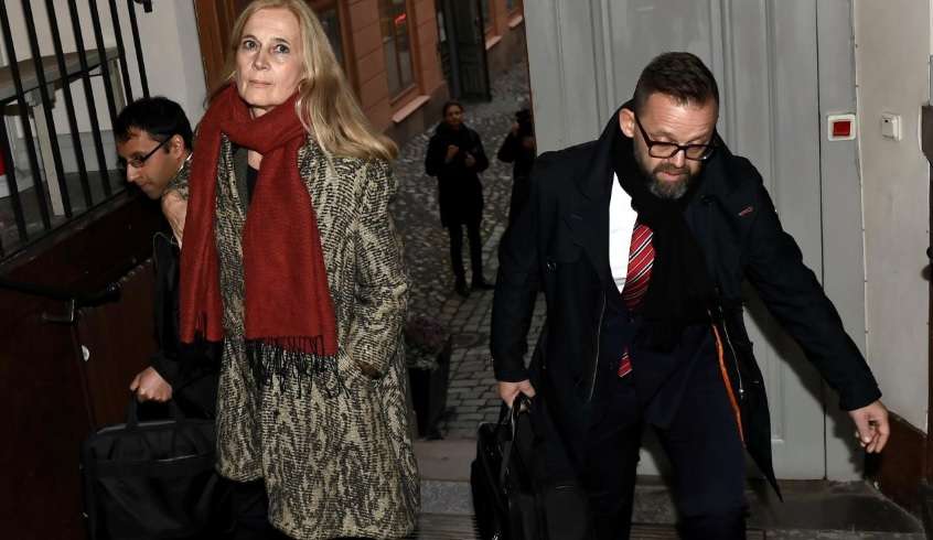 Kapet duke zbuluar emrat e fituesve të Çmimit Nobel, pushohet nga puna poetja