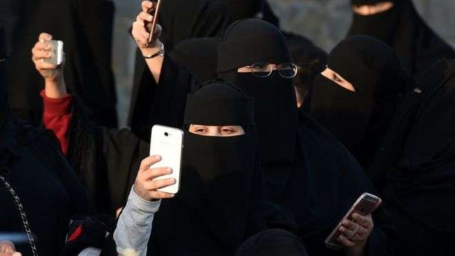 Arabia Saudite ndalon divorcin pa i njoftuar gratë