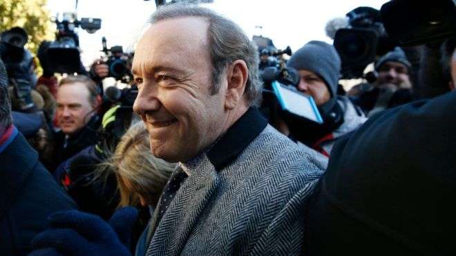 Aktori Kevin Spacey shkon në gjykatë nën akuzën për sulm seksual ndaj një djali 18-vjeçar