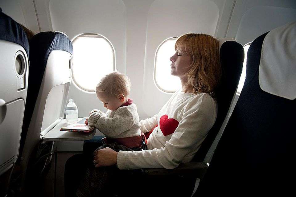Këshilla se si të udhëtoni me avion bashkë me foshnje