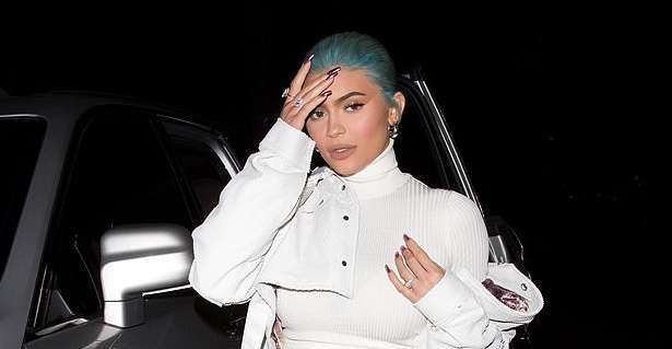 Kylie Jenner shfaqet me një unazë të madhe diamanti – është fejuar me Travis Scott?